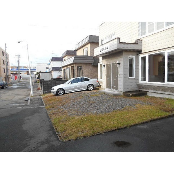 建物全景と駐車スペース