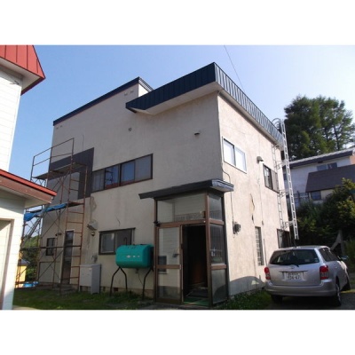 建物外観・青空駐車場