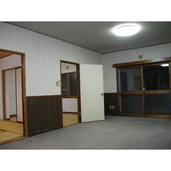 居間・バルコニー側