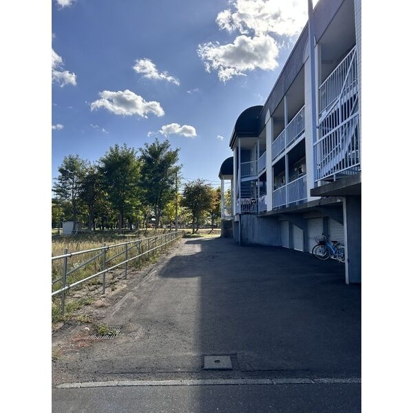 建物脇の共用通路