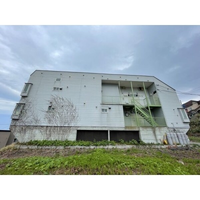 建物側面と共用階段