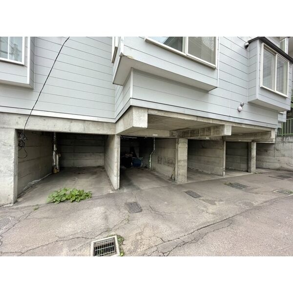建物下の駐車スペース
