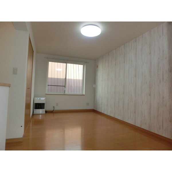 窓と暖房のある9帖の洋室です