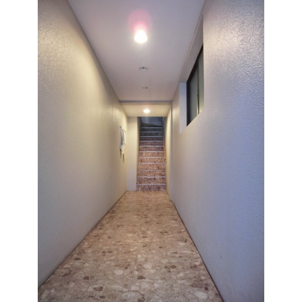 照明のある屋内の共用廊下です