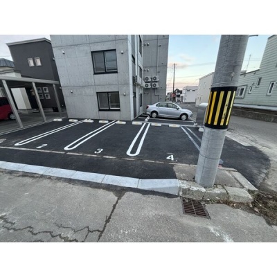 敷地内駐車場と建物側面