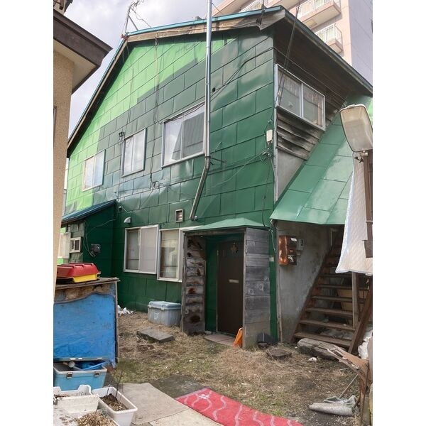 荒井アパートの建物外観です。