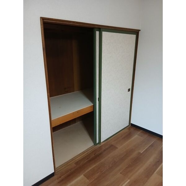 上下段に分けて使える収納です。