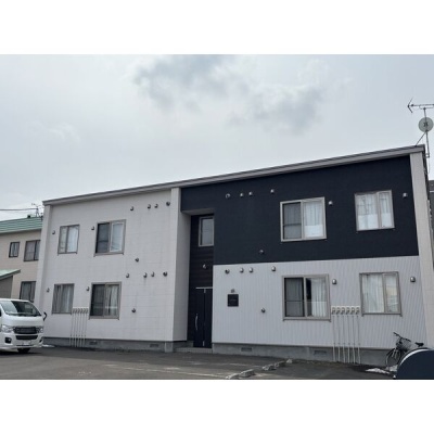 白と黒のツートンカラーの建物外観