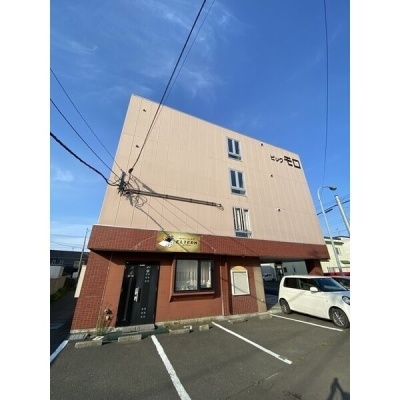 青空の日の建物外観。
