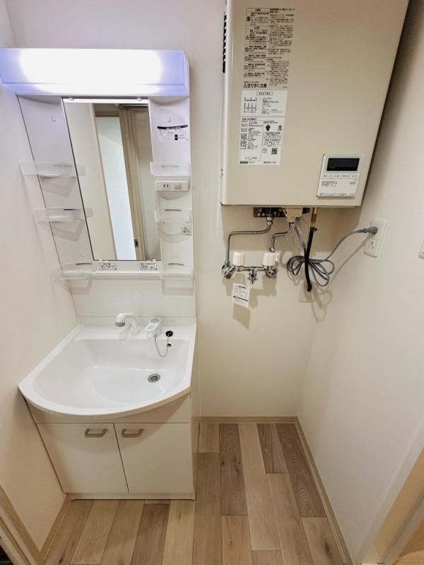 独立洗面台と給湯設備（室内参考）