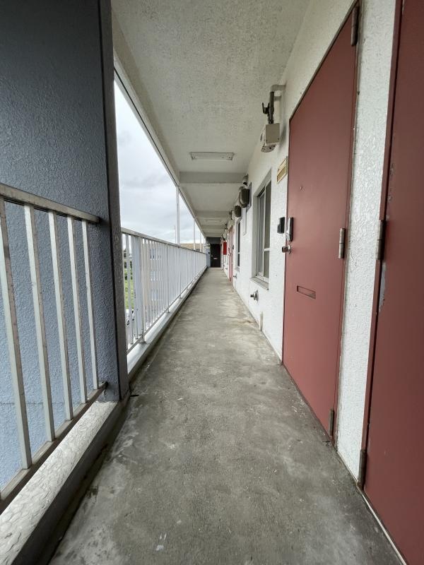 屋外の共用廊下