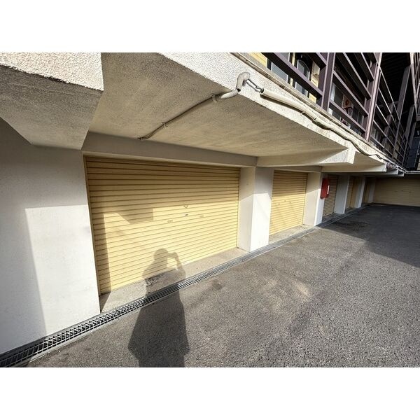 建物下の車庫外観