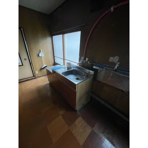 キッチンの流し台と上下の収納。作業面の配置をご覧いただけます。