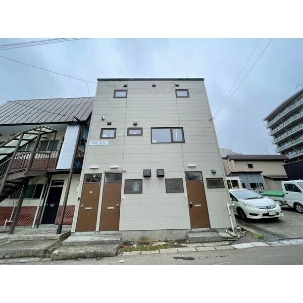 ハタコーポラスの建物正面です。