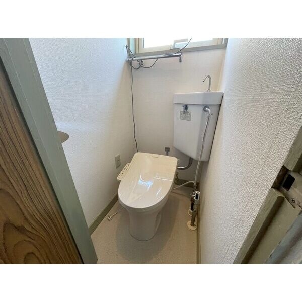 温水洗浄便座付きのトイレです。