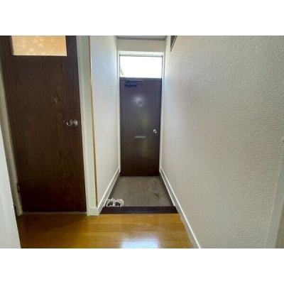 玄関を室内側から撮影しています。