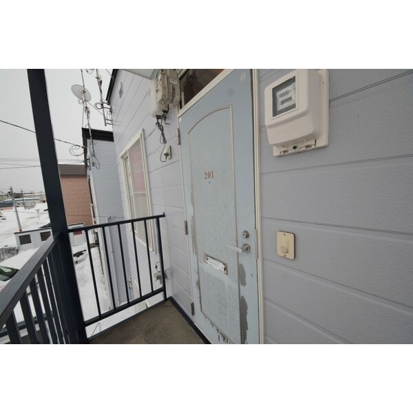 2階共用通路と201号室の玄関