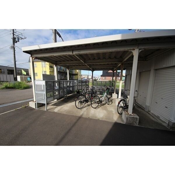 屋根付き駐輪場（共用）