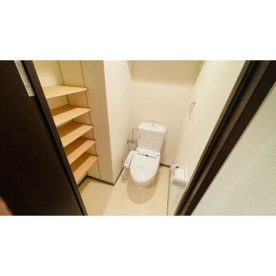 収納棚付きトイレ