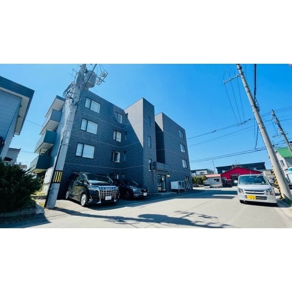 駐車場側から見た建物外観