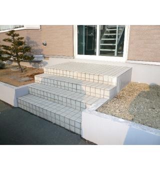 建物入口のアプローチ