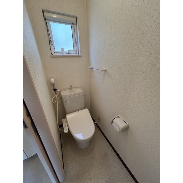 窓のある独立したトイレ