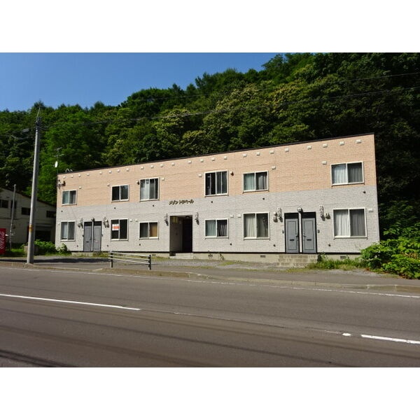 道路側から見た建物外観