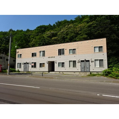 道路側から見た建物外観