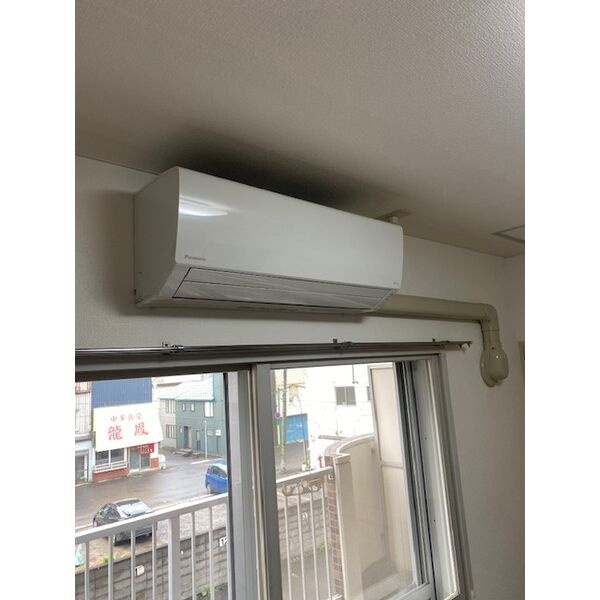 窓上に設置されたエアコン