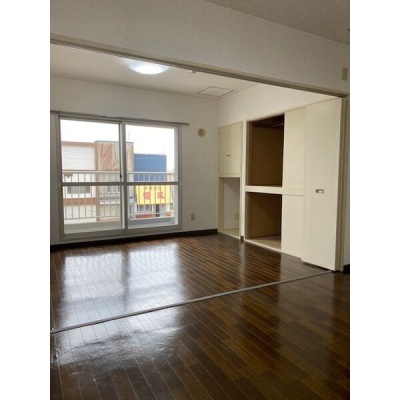 バルコニーにつながる室内と収納
