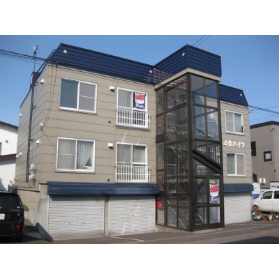 晴天の建物外観と車庫