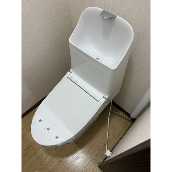 温水洗浄便座付きのトイレ