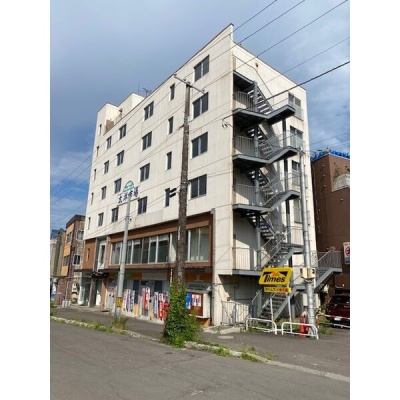 別角度から見た建物外観