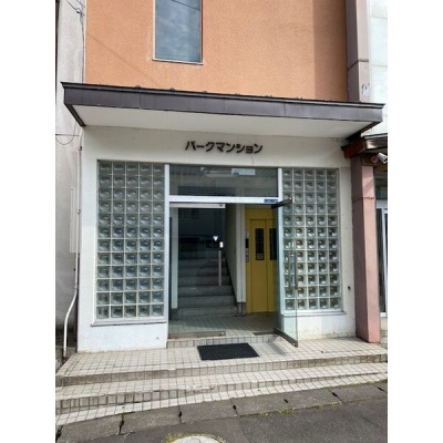 建物名が表示されたエントランス