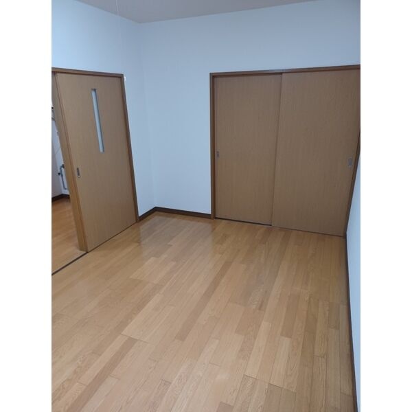 収納を備えた洋室