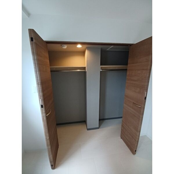 洋室のクローゼット内部