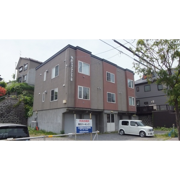 車庫付きの建物外観