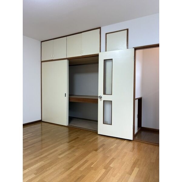 押入と上部収納のある洋室