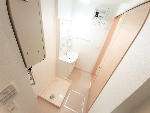 ゆったりとスペースのある洗面所