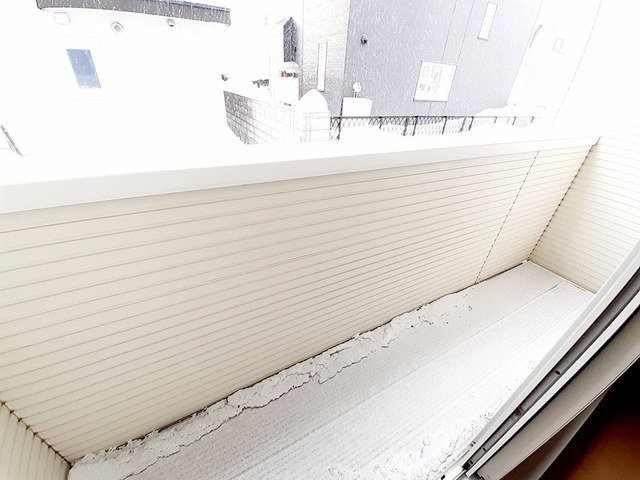 暖かな日差しのふりそそぐバルコニー