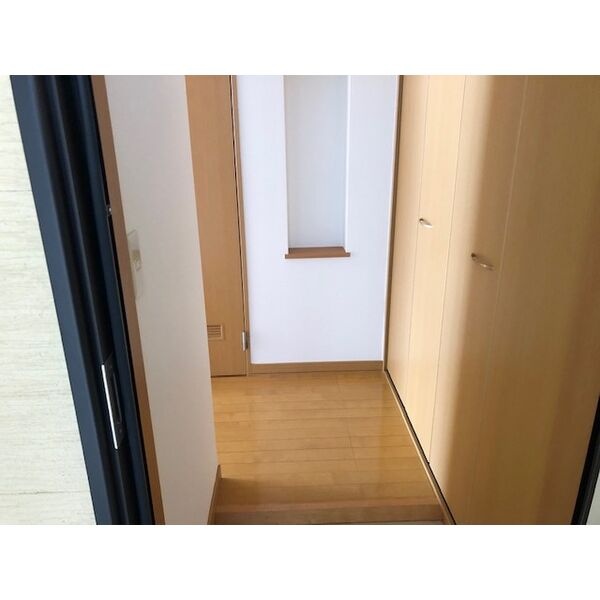 玄関から室内を望む