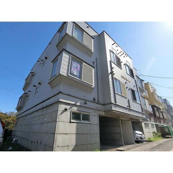 別角度からの建物外観