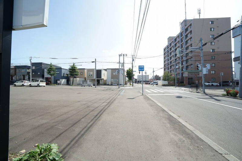 南東側道路　幅員14.54ｍ　※2021年9月撮影