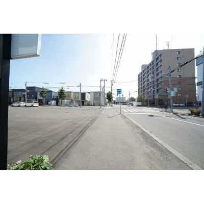 南東側道路　幅員14.54ｍ　※2021年9月撮影