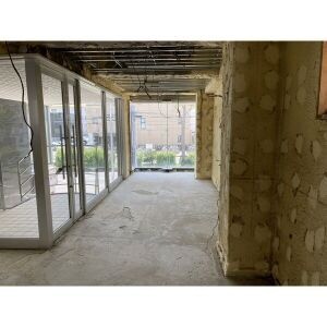 ガラス戸側のスケルトン室内