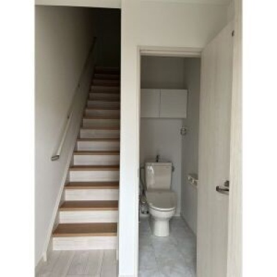 室内階段とトイレ入口
