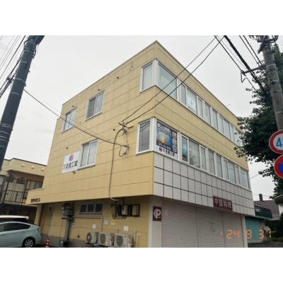 発寒中央ビルの外観。募集区画は2階左です。