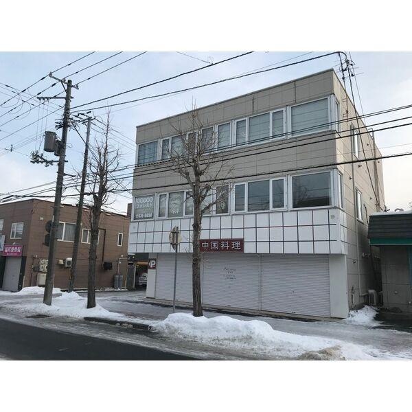 建物正面の外観（冬季撮影）。