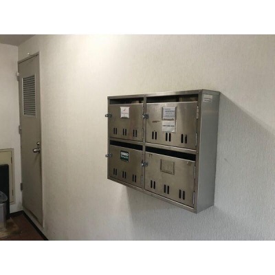 建物内の郵便受け周辺。