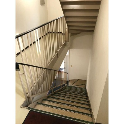 建物内の階段。2階への動線をご確認ください。